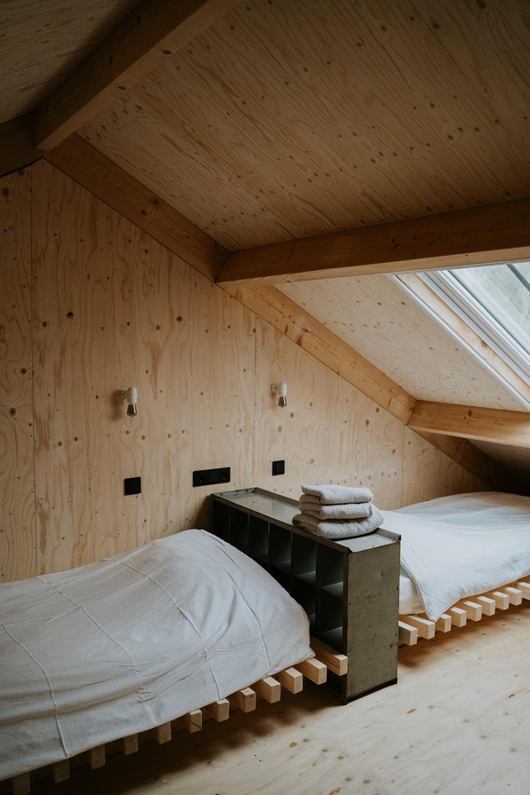 Bed En Brood In De Kapschuur - Boerderij De Zuiderkrib Bed and Breakfast Kraggenburg Exteriör bild