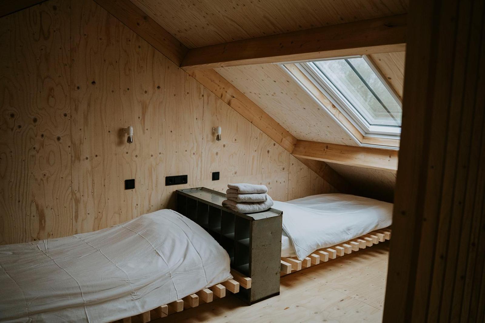 Bed En Brood In De Kapschuur - Boerderij De Zuiderkrib Bed and Breakfast Kraggenburg Exteriör bild